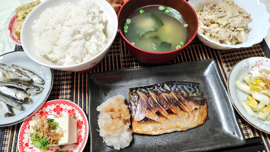 今日の晩ごはんはサバの塩焼き定食です🐟暖かい一日でしたがこれから花粉が心配です…(இωஇ`｡)
今日も一日おつかれさまでした💫🍀
 #つくし飯  #今日の晩ごはん #春はまだか