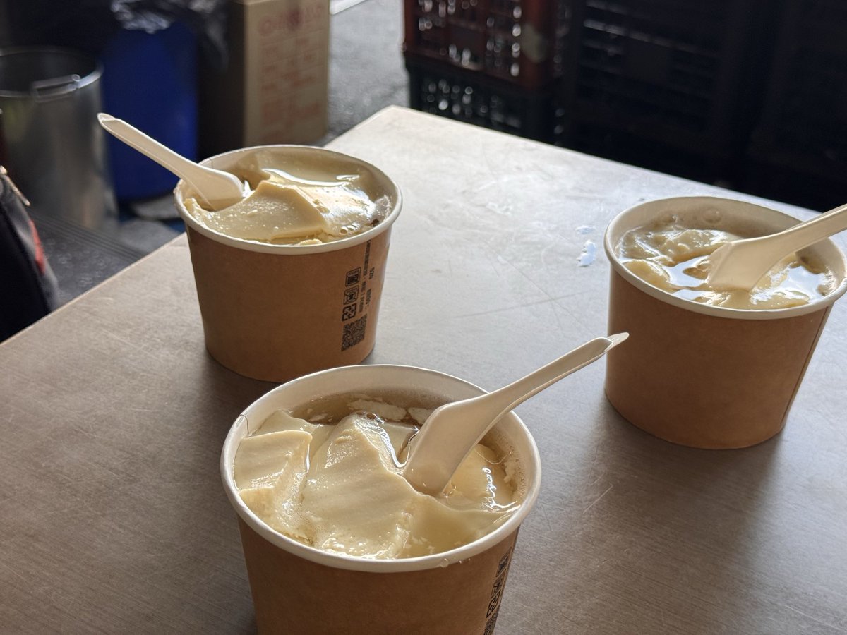 今天放假了很難得跟同事一起吃豆花還有織雪一起陪伴😆 #織雪在不在