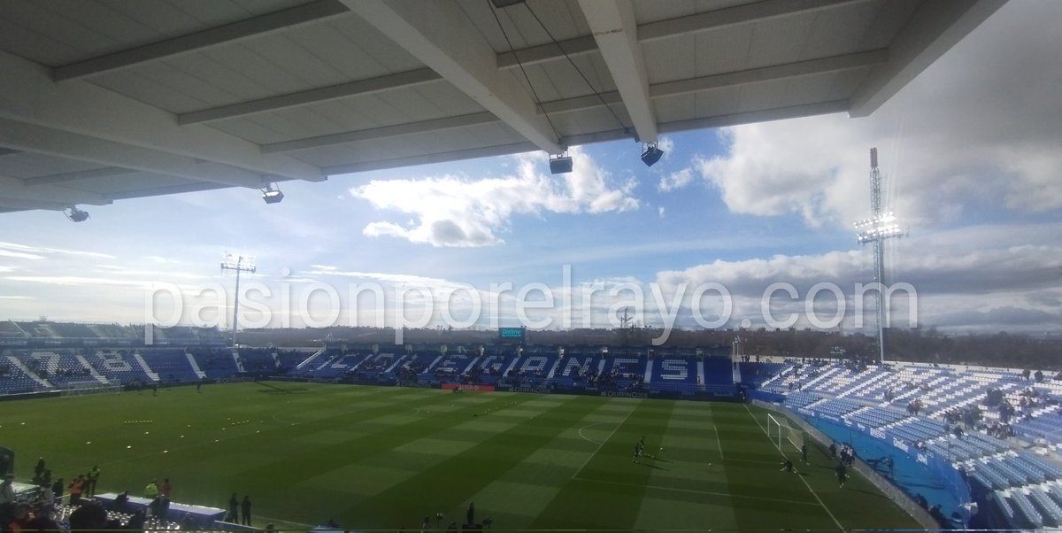 pasionporelrayo's tweet photo. El mensaje del rayismo a media hora del inicio del choque está muy claro. Butarque presenta este aspecto. La previsión más optimista habla de 3000 espectadores
#RayoAtletico https://t.co/z7UgtZcSqj