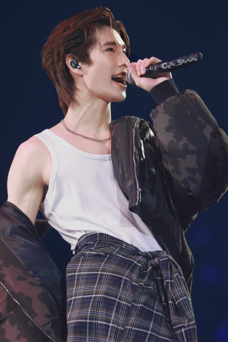 สวยมากกกกกก นี่มานบ้าไปแร้ว ภูวินนางไต่ออร่าความสวยเพิ่มขึ้นวันจริงๆด้วย วันแรกก็ว่าสวยมากๆแล้ว แต่พอวันสุดท้ายปึ้งงงง สเน่ห์ล้นๆอะ ความเสื้อไหล่ตกข้างนึงอีก อ่ยยย all ki!! พี่เสียชีวิตแล้ววันนี้ พ่ายแพ้อย่างหมดรูปแบบให้กับความงามของเธออะ นางฟ้าคนสวยของพี่ 🥺💖