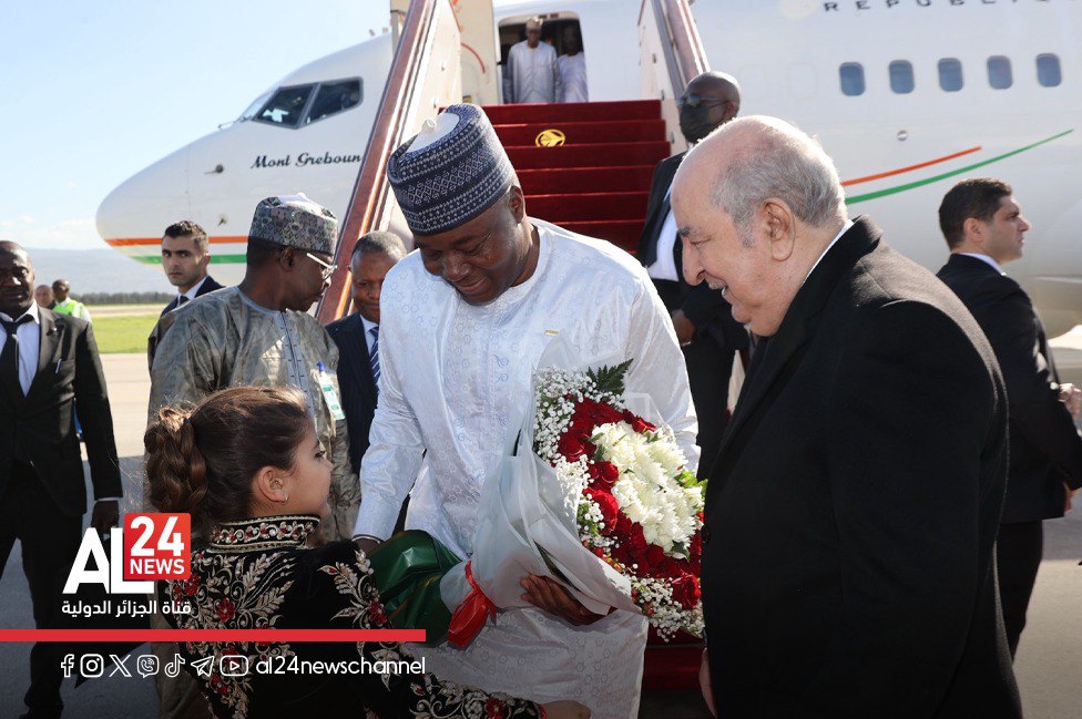 AL24Francais's tweet photo. #En_images: Le président de la République, Abdelmadjid Tebboune, a accueilli , à l'aéroport international d'Alger, le président de la République du Niger, chef de l'Etat, le Général d'Armée Abdourahmane Tiani.
#Algérie #Niger https://t.co/ckB8jzuByX