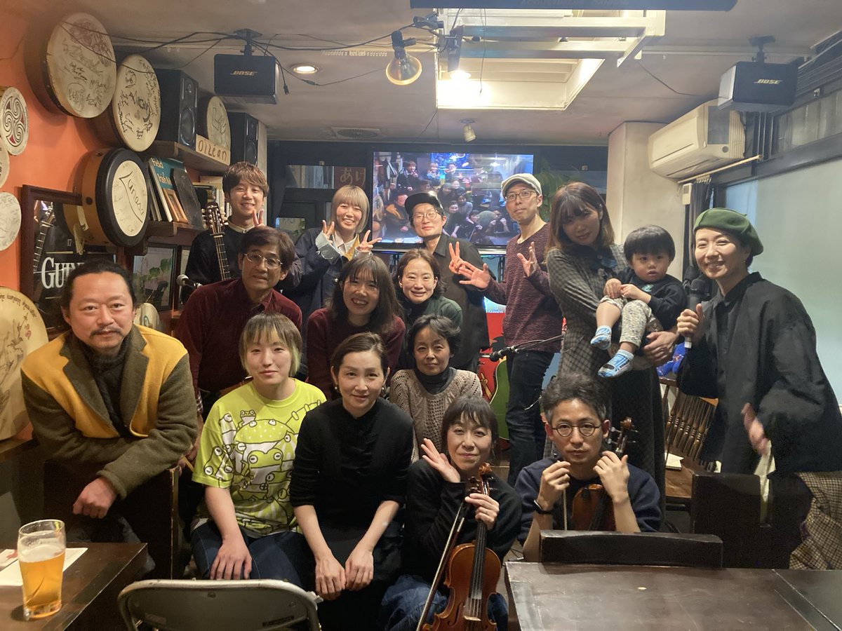 本日、初めてフィドルの発表会を企画して、
無事終了しました。

わたしはほぼ弾いてないのに、
緊張して、達成感があって、、
初めての感覚。
そして、すごく幸せです。

みなさん、ありがとうございました！
(わたしは司会？してたので、マイク握りしめてます。)

field、植松くん、ありがと！