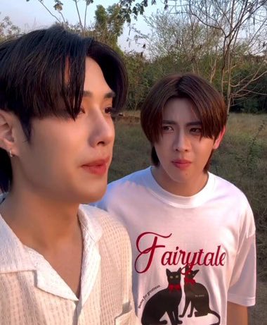 : มีดอกไม้มาให้คนสวย
: ไหนอะดอกไม้
: ละไหนล่ะคนสวย