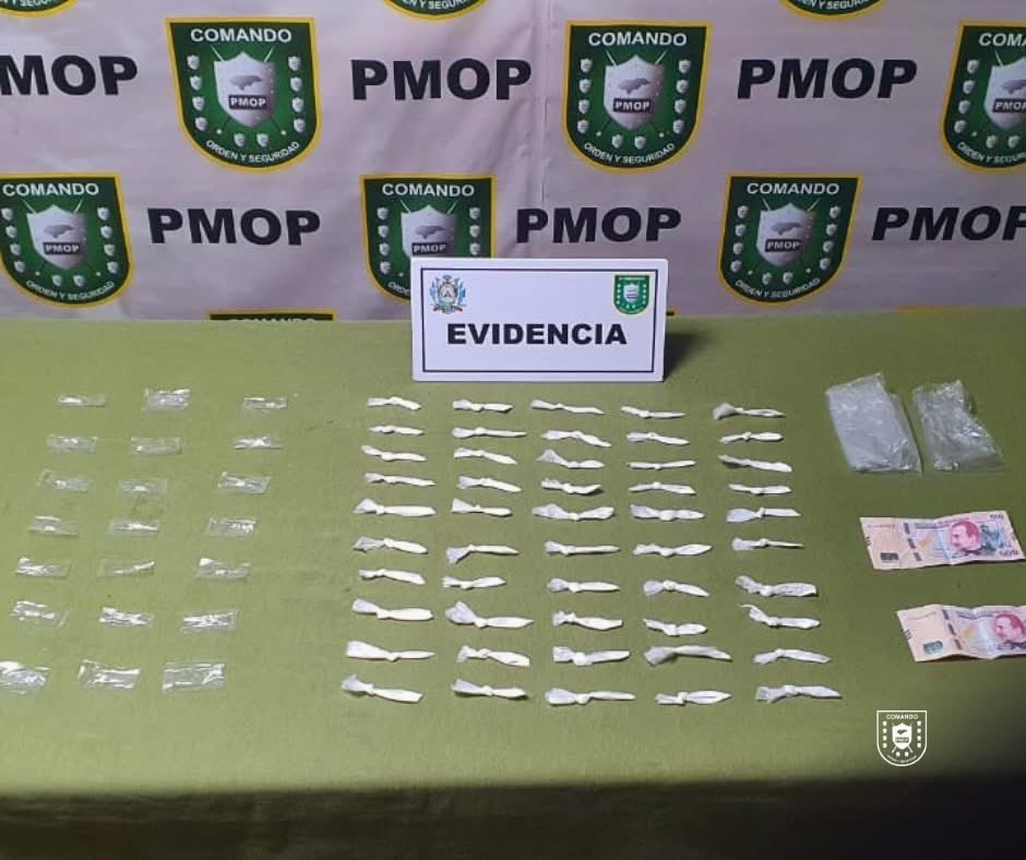 PMOPHN's tweet photo. 🚨 #GolpeAlMicrotráfico | PMOP captura a presunto miembro de MS-13 en Comayagüela

Las #FFAAHN, a través del #4BPMOP, detuvieron en barrio Concepción a un ciudadano (34 años), alias “El Negro”.

🔎 Decomiso:
✅ 50 envoltorios de supuesta cocaína
✅ 21 envoltorios de supuesto crack
✅ L 1,000 en efectivo

Remitido a la URD-PMOP por tráfico de drogas.

#PMOPHN