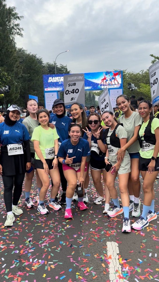 Muthia911's tweet photo. Today’s Planet Sports Run was so wholesome. We had runners thanking our pace group bcs they finally hit their PBs on sub 40. One cried hugging us. Beautiful reminder that your mediocre could be someone else’s best. Lift as you climb. So grateful to help them getting there 💙 https://t.co/QGZ35BXKvu