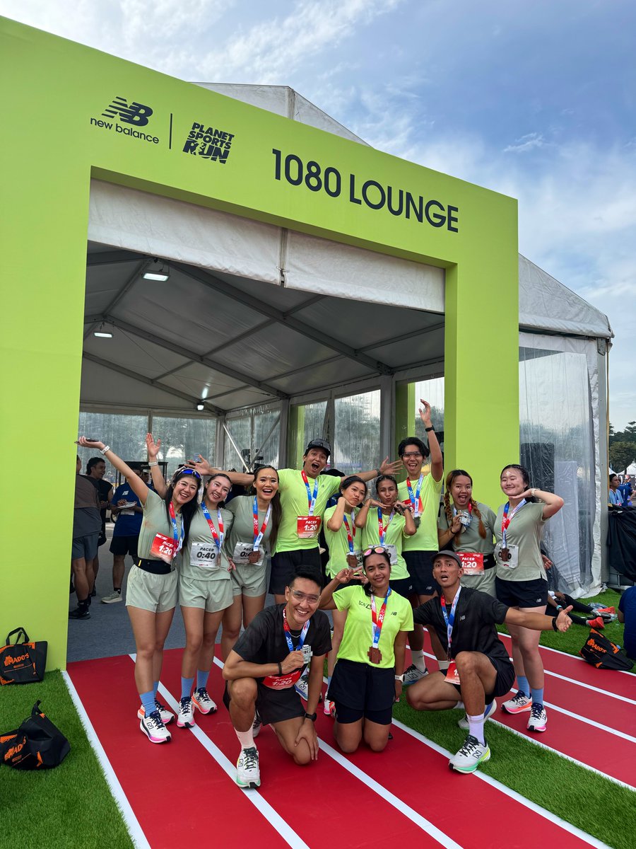 Muthia911's tweet photo. Today’s Planet Sports Run was so wholesome. We had runners thanking our pace group bcs they finally hit their PBs on sub 40. One cried hugging us. Beautiful reminder that your mediocre could be someone else’s best. Lift as you climb. So grateful to help them getting there 💙 https://t.co/QGZ35BXKvu
