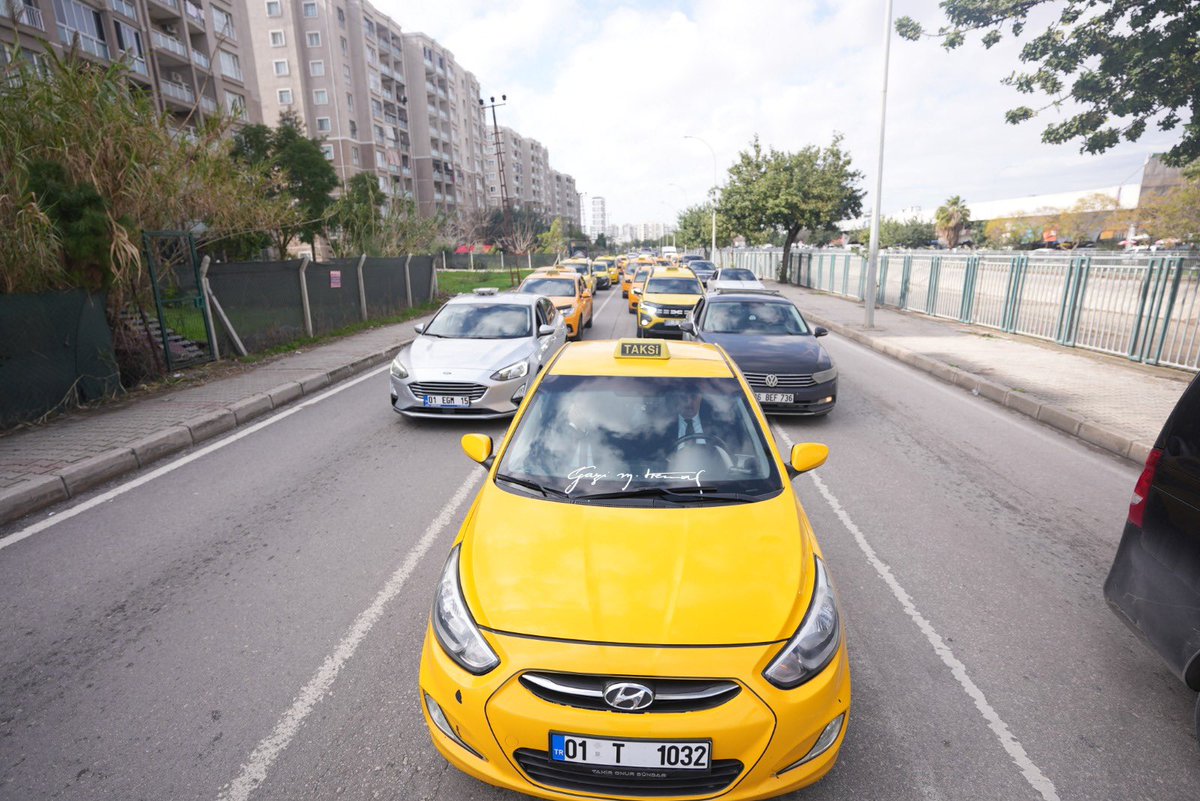 Mustafa_Destici's tweet photo. İl Kongremiz için geldiğimiz Adana’da, 
“01 Adana Taksiciler Derneği” Başkanı Mustafa İlhan ve taksici kardeşlerimiz bizleri karşıladı. 

Direksiyon başına geçip onların günlük mücadelesini bizzat tecrübe etme imkânı bulduk.

Alın teriyle çalışan her bir esnafımızın yanındayız. Sorunlarını ve taleplerini biliyor, çözümü için kararlılıkla çalışıyoruz.