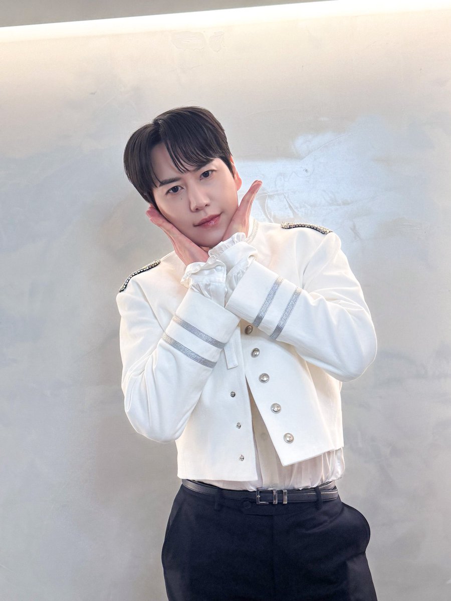골반도, 왼쪽 손도, 고개도 균형이 하나도 맞지 않는 사진