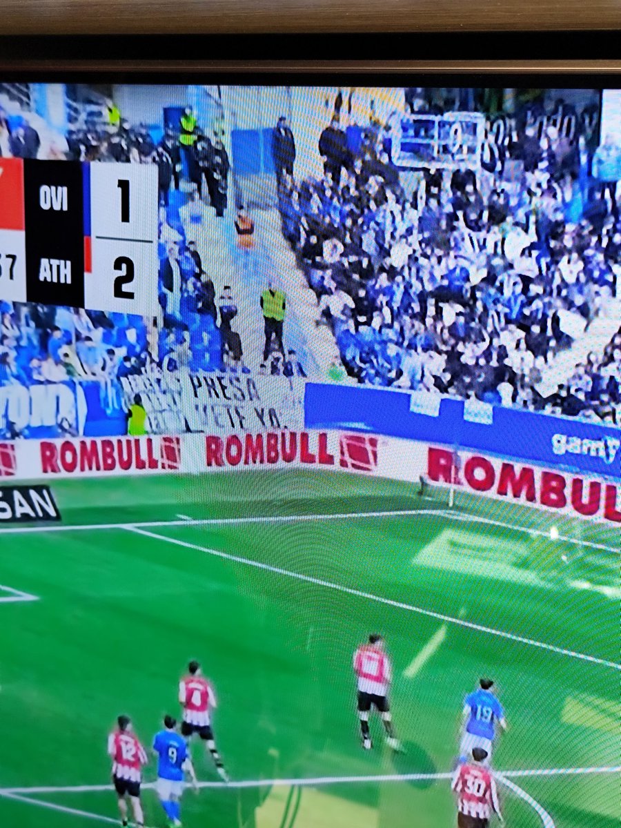 Vallekano9's tweet photo. Grande la afición del @RealOviedo https://t.co/JfjHQsQS93
