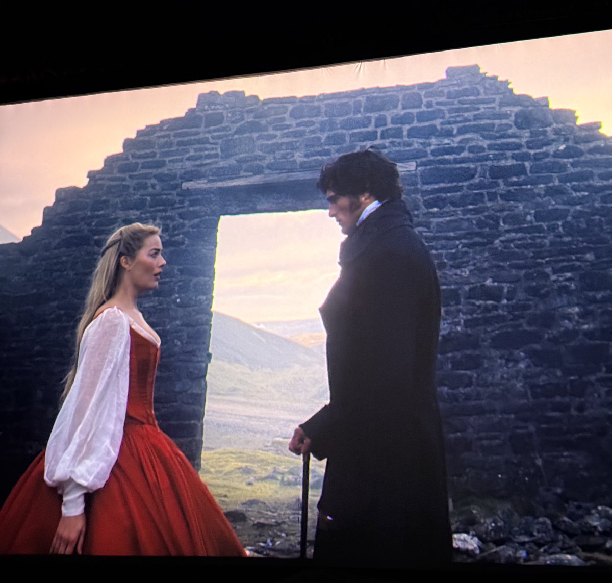 Fui a ver Cumbres Borrascosas al cine. No leí el libro, así que conocí la historia a través de esta versión. No me pareció una historia de amor ni romántica. La sentí más como una tragedia donde los  protagonistas son la perversión, el ego y la pasión.
Ellos dos son bárbaros, y