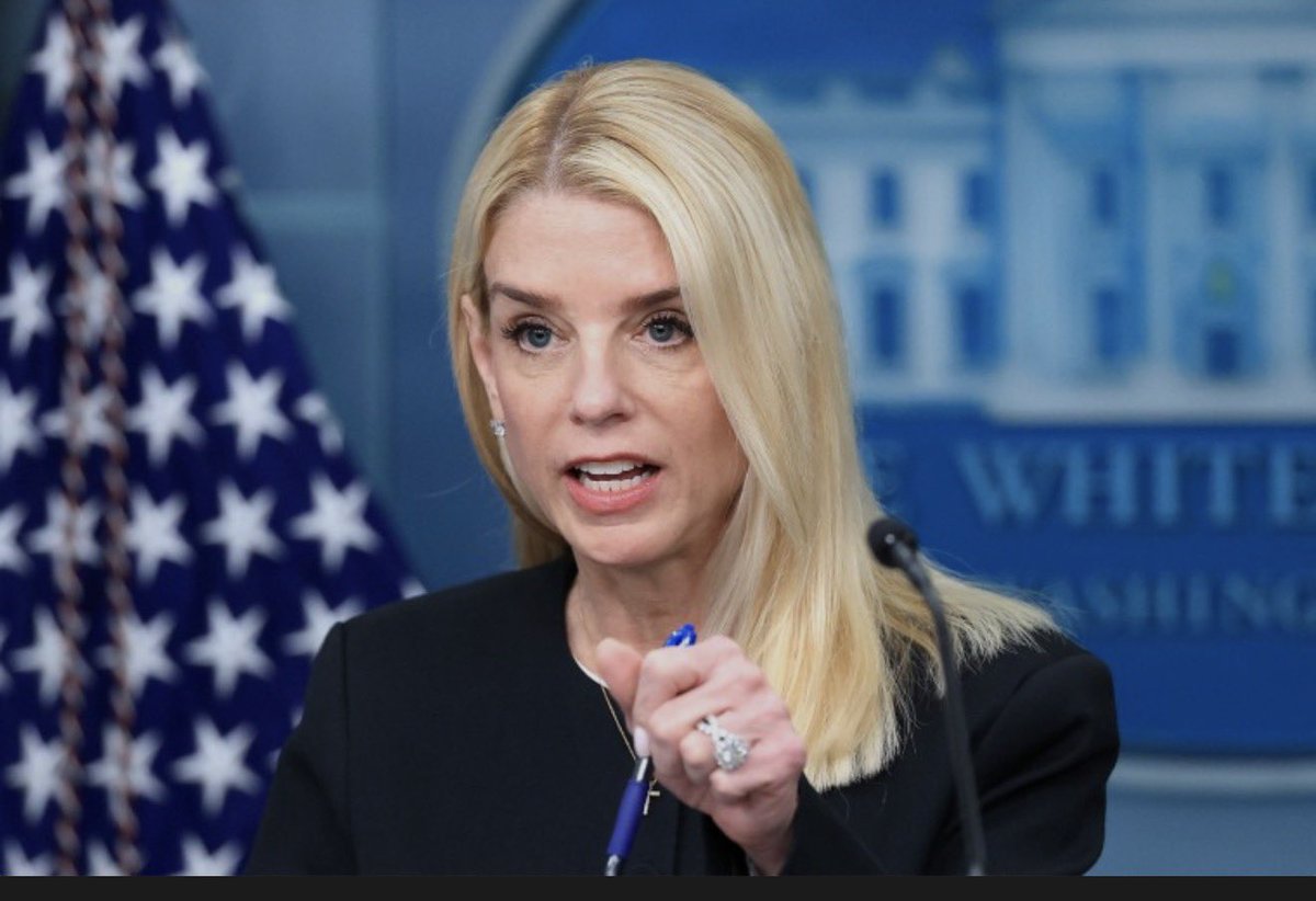 🇺🇸BOMBAZO 🚨 

La fiscal general Pam Bondi acaba de anunciar que el Departamento de Justicia ha liberado todos los archivos de Epstein, cumpliendo al 100% con la Ley de Transparencia de Archivos de Epstein.

-Se justificaron todas las redacciones  
-Se enumeraron los nombres de