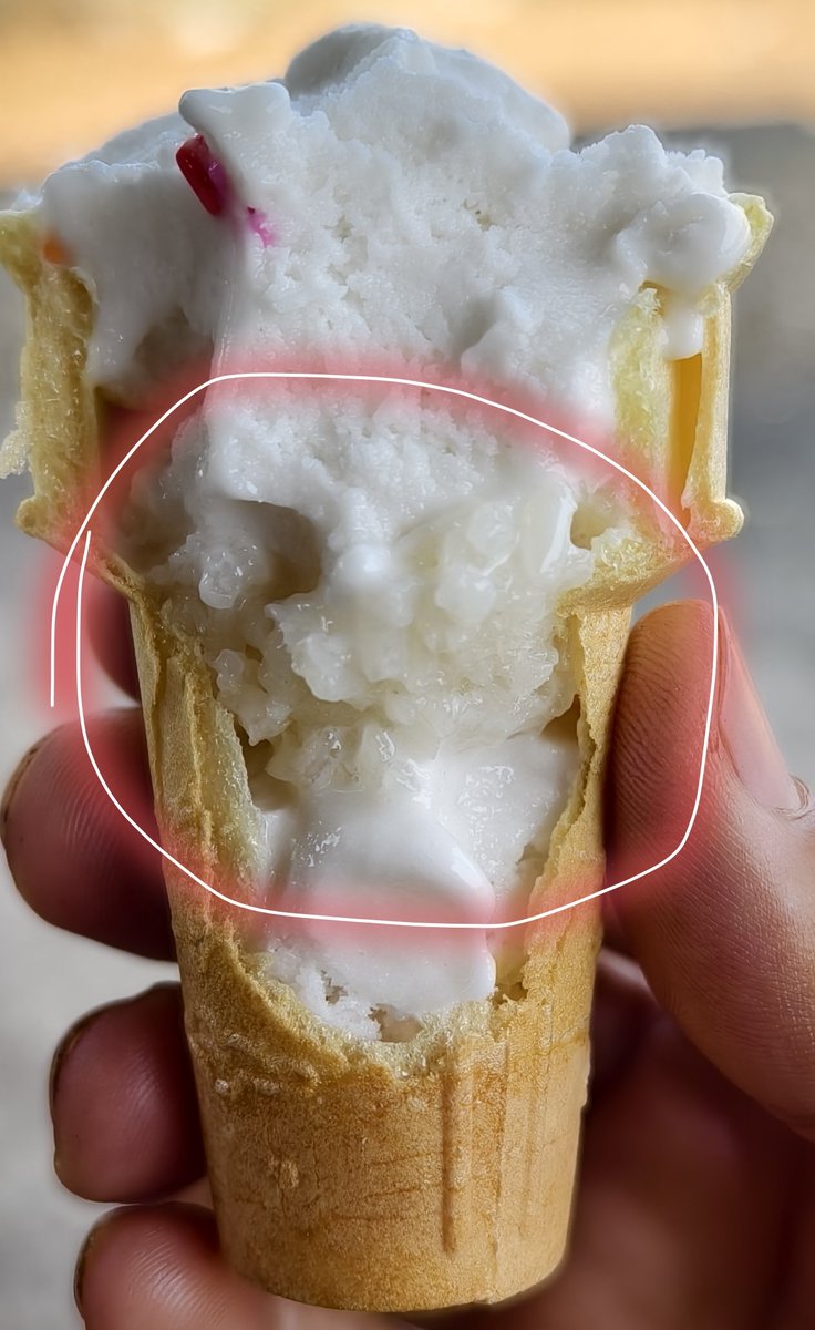 タイの路上販売しているココナッツアイスを購入したらトッピングにもち米が。。。

なぜ甘いアイスともち米を一緒に食べなあかんのだ。。。と思いつつも食べてみたら最高に美味い！

10バーツ(50円)だしリピ確