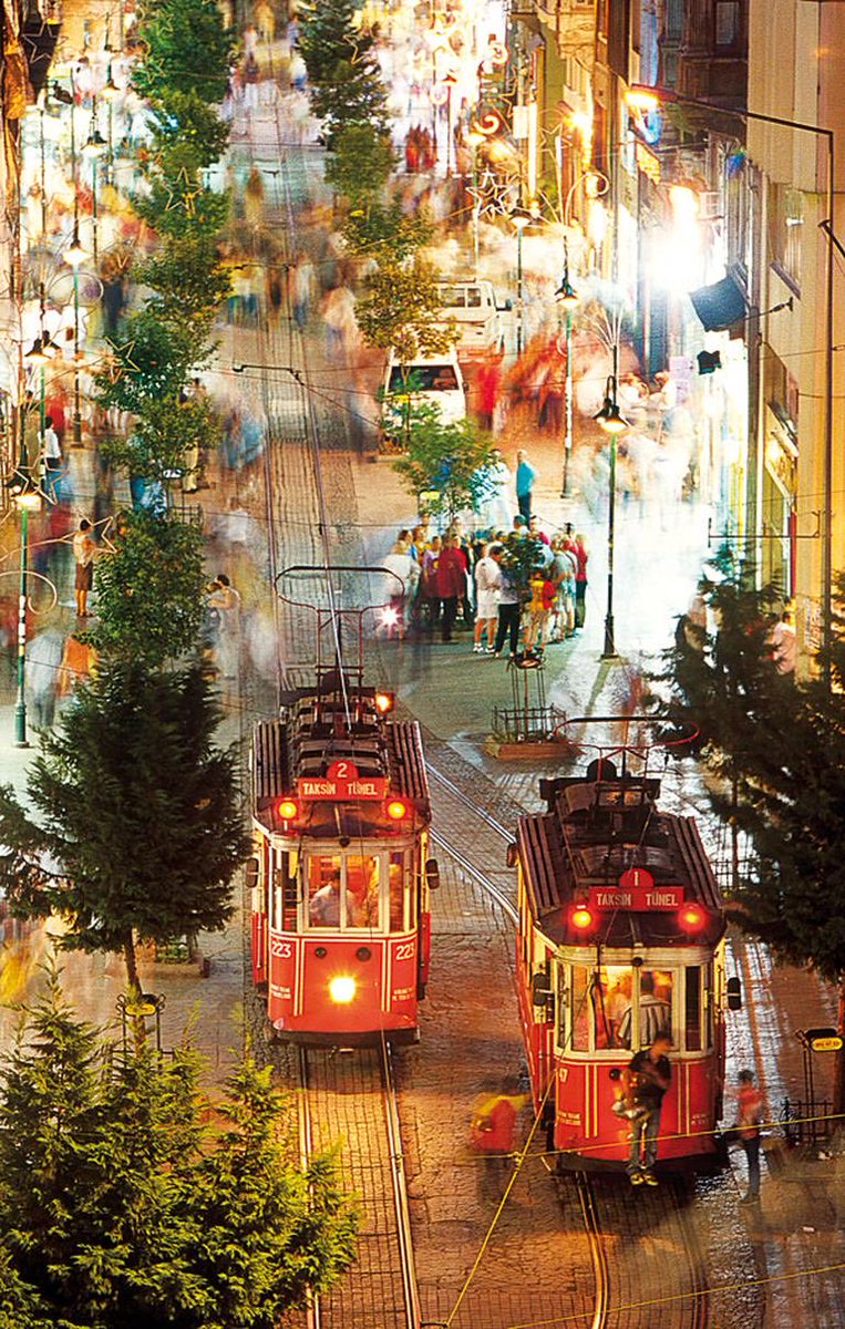 İstiklal Caddesi. Fotoğraftaki detaylara bakarak yılı siz tahmin edin.