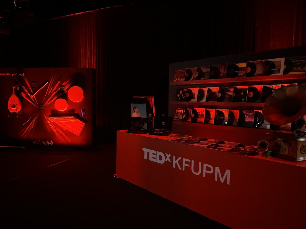shimaamw's tweet photo. معرض #شرارة_حلم لـ @TEDxKFUPM 

إبدااااع إبداع إبداع، اللي ماحضر المعرض في مبنى ٥٤ ضروري لايفوته ١٥-٢٠د بتكون ممتعة وغنية بصرياً وملهمة شعورياً 

مريم صابر وشوق وهبه وباقي فريق تصميم الحدث أبهرتونا ❤️❤️❤️ https://t.co/IYm0cH6v3c