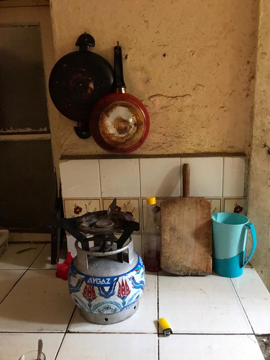 GARİBANDIR BİZİM LÖSEMİLİ ÇOCUKLARIMIZIN AİLELERİ…
Zar zor geçinmeye,
ölmeden yaşamaya çalışırlarken bir gün çalıverir kapılarını Lösemi
Doktor derki ;
Çocuğunuz Lösemi olmuş .
Çok temiz ortamda kalacak, çok iyi beslenecek.
Acı acı gülümser annesi
- Nasıl diye sorar
İYİ Kİ LÖSEV