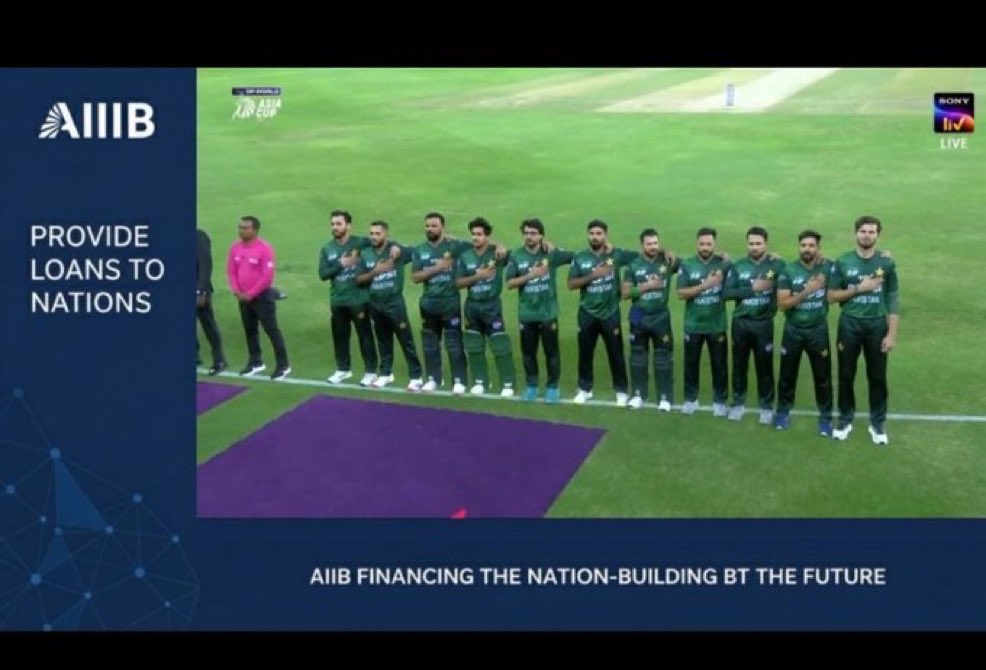 GabbbarSingh's tweet image. If this was planned. Give a big bonus to the guy who thought of it 🤣