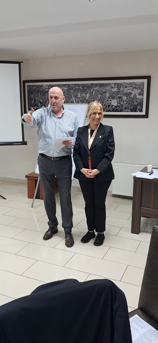 Cumhuriyet Halk Partisi’nin Bülent Ecevit Parti Okulu tarafından düzenlenen Yönetici Eğitimi Programı, il ve ilçe örgütlerimizin katılımıyla; Ece Demir, Fatma Müge Yazıcı ve Dr. Özcan Baripoğlu’nun eğitmenliğinde başarıyla gerçekleştirildi.

Parti içi eğitimi, kurumsal hafızayı