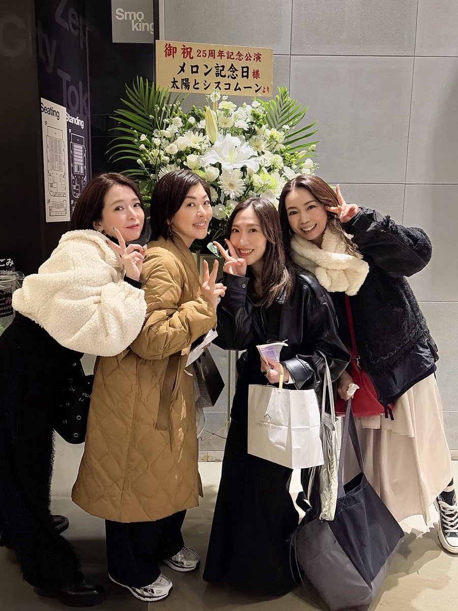yuki_maeda_'s tweet photo. メロン達を囲んで、久しぶりにカオ（25年前にゆきどん名付け親）と、まいまい（Live中に隣で親戚のおばさんの様なコメントをずっと言ってた人🤣）にも会えてとっても嬉しかった🫶
シスコのお姉さま達に、白いステキなお花の前で囲まれてキュン🫰ってなってますこれ✨
ハロプロOGの仲間達って最高だ… https://t.co/j9Dx8SWzPi