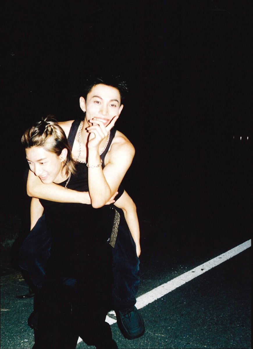 มีใครยังไม่ได้ตัดสินใจซื้อบั้ม Shot callers Magazine Ver. ป่ะ คือซื้อเหอะ หาที่เก็บยากหน่อยเพราะใหญ่ แต่รูปข้างในมีแบบน่ารักๆเยอะเลย มันจะเป็นรูปแบบแคนดิด มากกว่าวิชวลอ่ะ น่ารักจนนี่ต้องสแกนมาเก็บไว้ในโทรศัพท์เลยอ่ะ 😍 #LNGSHOT