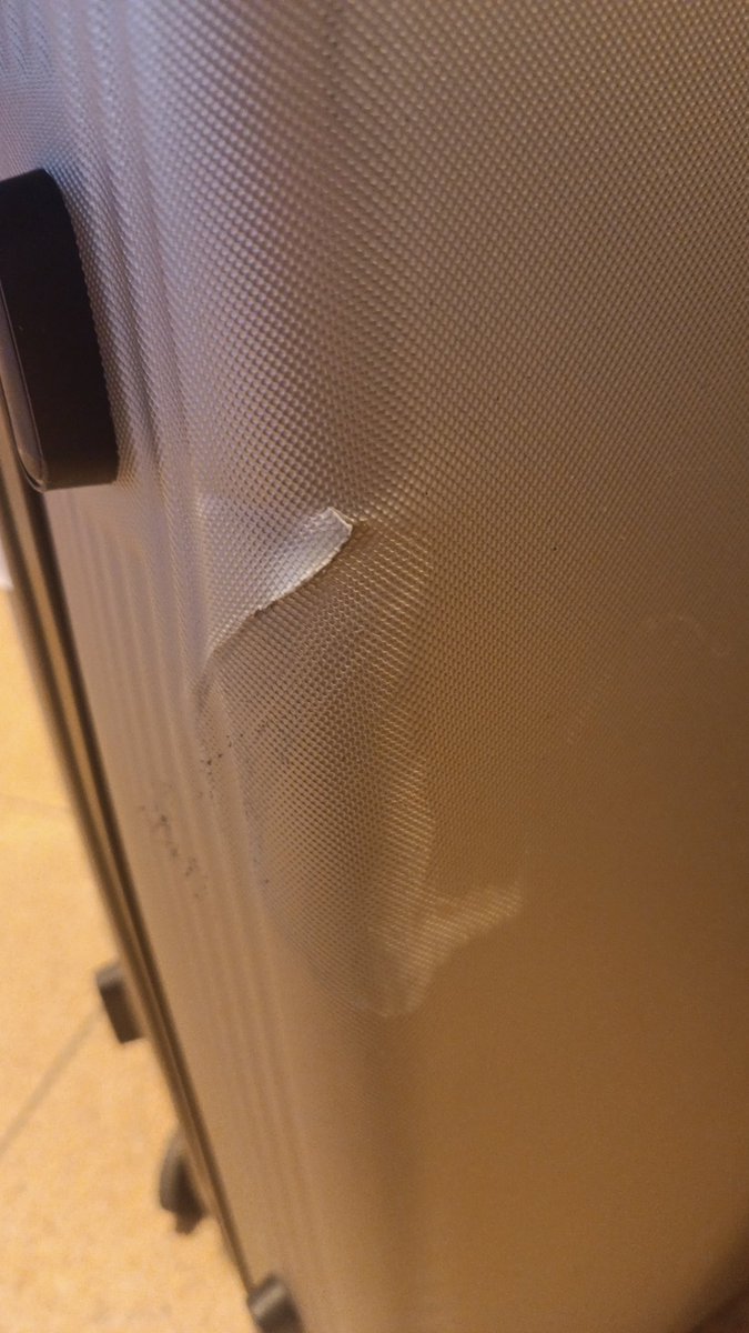 Hola <a href="/Iberia/">Iberia</a> a vosotros no sé si os parecerá normal pero así ha quedado mi maleta tras el vuelo Madrid - Hamburgo