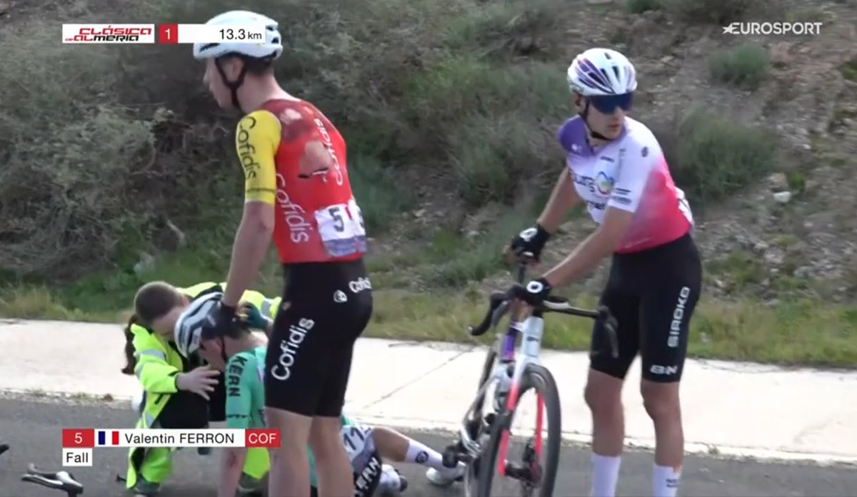 BurgosBH's tweet photo. 🤕 Caída sin consecuencias para el debutante @MartinReyVaz, que puede seguir en carrera

Mucha tensión en la aproximación a Roquetas de Mar

#CicloturismoBurgos #ClásicadeAlmería2026 🇪🇸 https://t.co/dOw9MMPG32