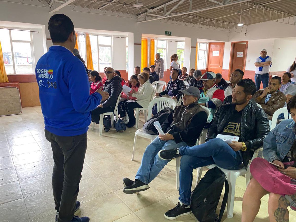 RogerCarrillo_'s tweet photo. #EnTerritorio | En la localidad de Antonio Nariño, barrio El Restrepo, nos reunimos con la comunidad para socializar nuestras propuestas y escuchar sus necesidades.
Gracias por el apoyo y la confianza. Seguimos en territorio.
#C118 
#RogerCarrillo 
#CámaraPorBogotá https://t.co/bMpjp2t2TO