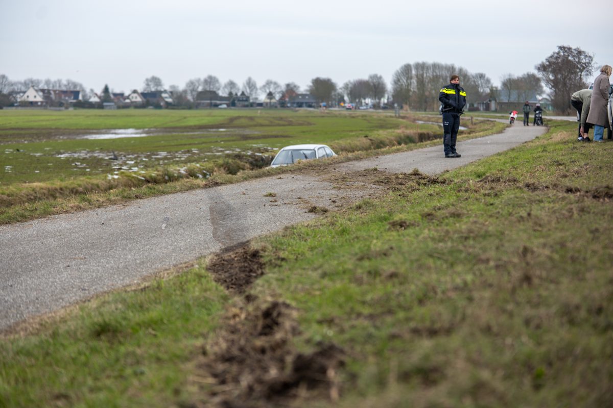 Auto met 4 personen belandt in sloot Heeg: bestuurder aangehouden