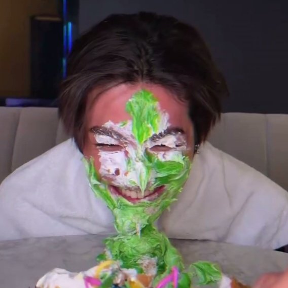 Keonho mirip duolingo aku liat liat 😭😭