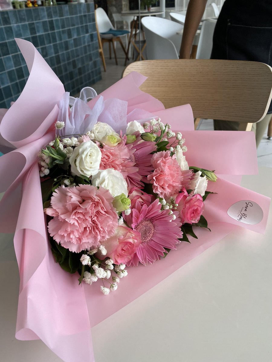 mtchmcflurry's tweet photo. Pretty lady deserves the prettiest flowers 💖 https://t.co/EbUOaJXlvf
