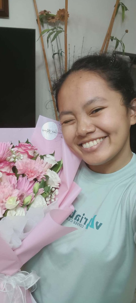 mtchmcflurry's tweet photo. Pretty lady deserves the prettiest flowers 💖 https://t.co/EbUOaJXlvf