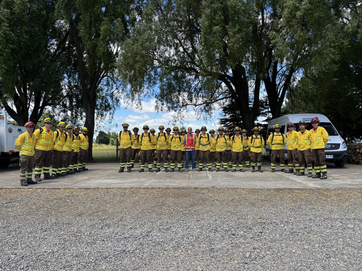 #LOSRÍOS| Saludamos en este Día del Brigadista Forestal a quienes realizan día a día esta compleja labor. Hoy no honramos sólo un compromiso, valoramos un trabajo que se ejerce con convicción, esfuerzo físico, trabajo en equipo y, por sobre todo, con un profundo sentido