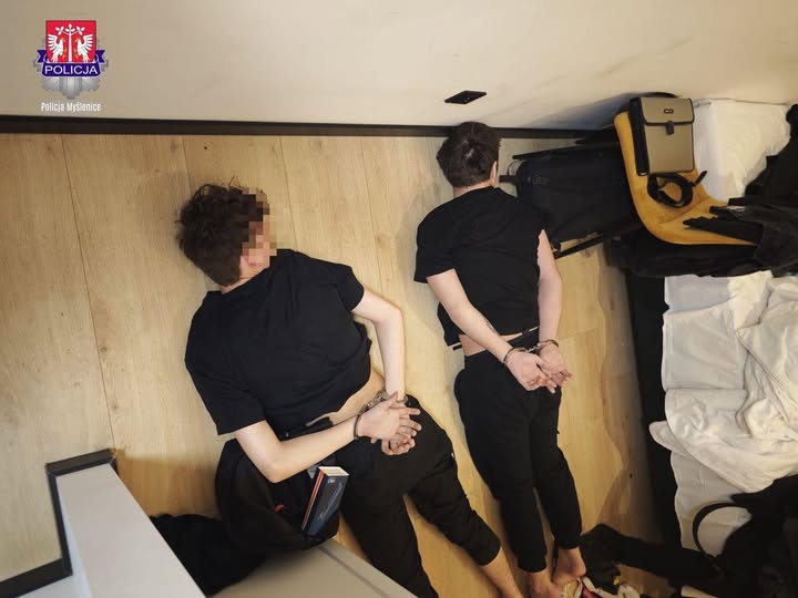 Myślenice: policja rozbiła grupę oszustów „na pracownika banku”. Zatrzymano 4 Ukraińców (17–18 lat). Pościg za taksówkarzem, uszkodzenie radiowozu. Łączne wyłudzenia do 1,5 mln zł. Trzech w areszcie. Sprawa rozwojowa.

#Oszustwa #Myślenice #Policja #Areszt