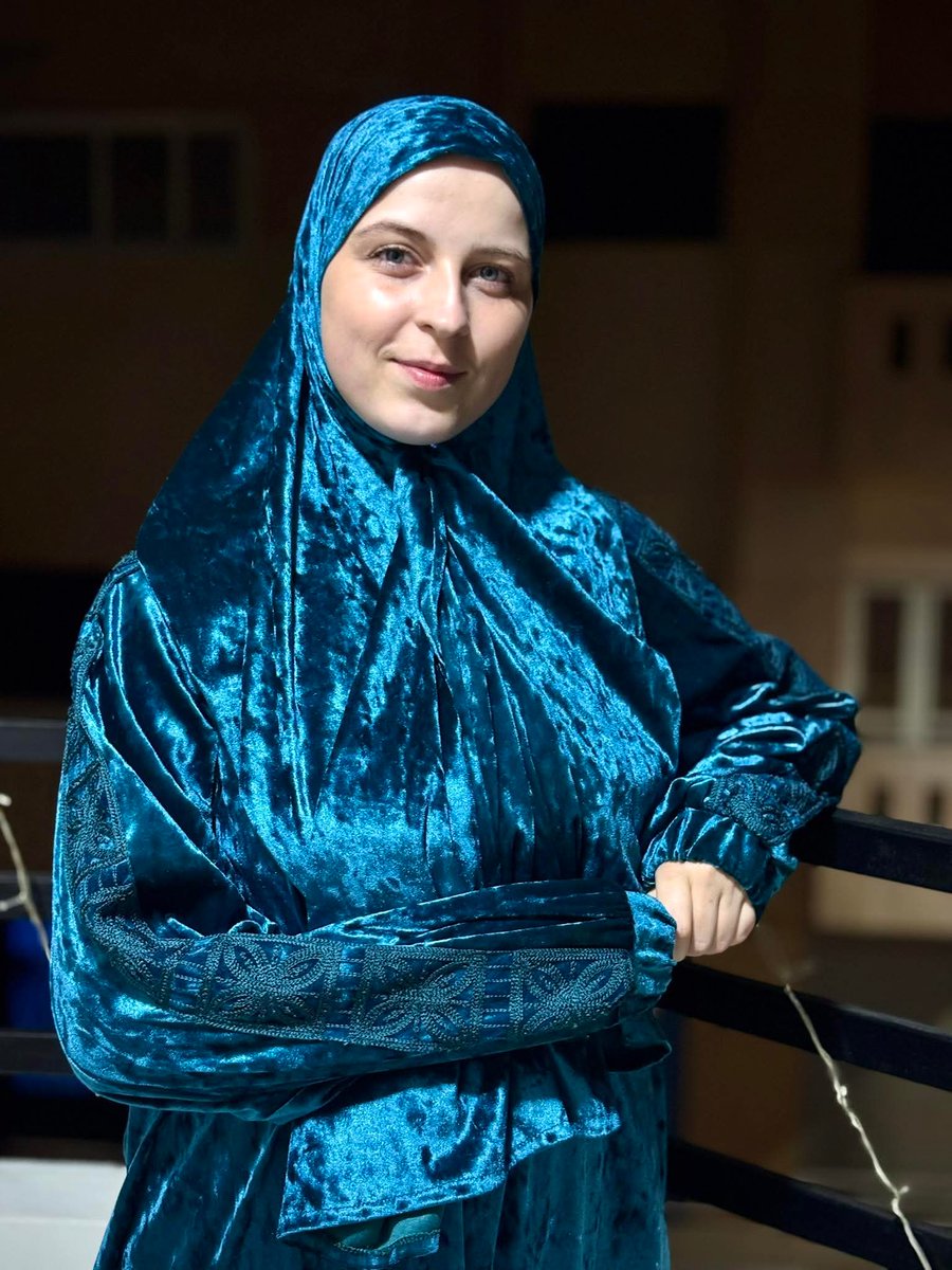 ShehabNany's tweet photo. _دى إسمها /بيلا الروسية صاحبة محتوى ثاقفي بتعرفنا متى دخل الإسلام بلدها وتقول. 

_هل تعلم أن الإسلام دخل أراضي روسيا قبل أكثر من 1000 سنة؟
وقبل موسكو نفسها ما تبقى عاصمة!

عام 922م وصل مبعوث الخليفة العباسي المقتدر بالله إلى دولة بلغار الفولغا (في تتارستان حاليًا)، وهناك أعلن الملك “ألمش خان” إسلامه رسميًا… لتصبح أول دولة مسلمة في شمال أوروبا!

لكن الأغرب من كده 👇

🔹 قصة ملك رفض الخمر من أجل الإسلام
عندما عرض عليه الإسلام، أخبروه أن الخمر محرّم.
قال لهم: “شعبي يحب الخمر”…
لكنه بعد تفكير قال: “لا خير في دين يبيح ما يفسد العقل”
فأسلم… ومنع الخمر في دولته بالكامل!

🔹 المسلمون كانوا يبنون المساجد بالخشب بسبب الثلوج!
بسبب برد روسيا القارس، كانت المساجد الأولى تُبنى من الخشب السميك للحفاظ على الدفء، وليس من الحجر كما في بغداد ودمشق.

🔹 الروس الفايكنج دخلوا الإسلام!
بعض تجار الفايكنج (الروس القدماء) تأثروا بالمسلمين في التجارة والأخلاق، وذكر الرحالة الشهير “ابن فضلان” تفاصيل مذهلة عن حياتهم وطقوسهم في كتابه.

🔹 موسكو نفسها حكمها مسلمون!
في فترة من الفترات، كان التتار المسلمون (القبيلة الذهبية) هم القوة الكبرى التي حكمت أجزاء واسعة من روسيا، وكان الأمراء الروس يدفعون لهم الجزية.

💬 المعلومة الصادمة:
روسيا لم “تتحول” من الإسلام إلى المسيحية…
بل الإسلام انتشر في مناطق واسعة (مثل تتارستان والشيشان وداغستان)، بينما اعتنقت كييف روس المسيحية عام 988م.
يعني كان هناك وجود للدينين في نفس الحقبة لكن في مناطق مختلفة.

📍 اليوم يوجد أكثر من 20 مليون مسلم في روسيا، ومساجد موسكو تمتلئ في رمضان لدرجة أن المصلين يصلّون في الشوارع! 
شكراً على المعلومة بيلا.