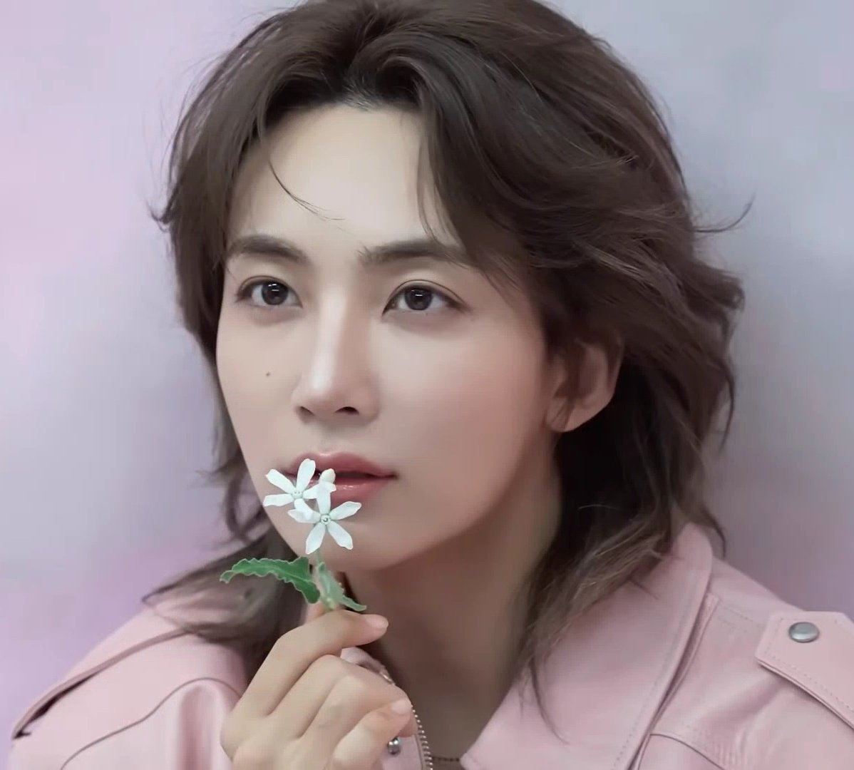 @븑틴 ㅈㄴ웃긴그룹임
이렇게 생겼는데 성격 금잔디                        이렇게 생겼는데  성격 씹.남자