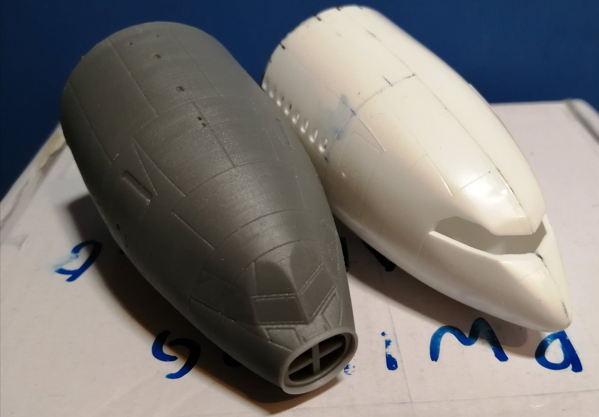 レドームは別パーツです。
ちなみにレベルのキットは胴体が実機より少し太いです。