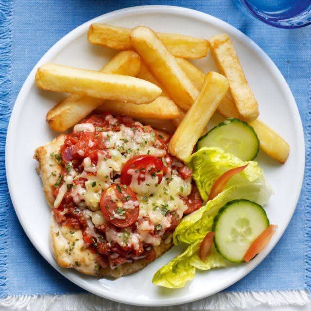 Pizza topped chicken

Slimming World Pizza-topped chicken combines succulent chicken with the taste of cheesy pizza. A delicious Italian-inspired dinner idea 😋