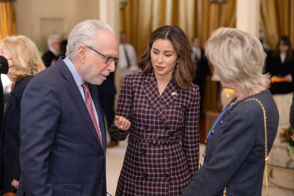 KuwaitembassyUS's tweet photo. استضافت سعادة السفيرة الشيخة/ الزين الصباح، سفيرة دولة الكويت لدى الولايات المتحدة الأمريكية، حفل استقبال تكريماً للسيد توم جونسون، الرئيس الأسبق لشبكة سي إن إن، وذلك بمناسبة الذكرى الخامسة والثلاثين لتحرير دولة الكويت، واحتفاءً بإطلاق كتابه الذي يوثّق مسيرته الإعلامية الحافلة. https://t.co/2fTZDGT033
