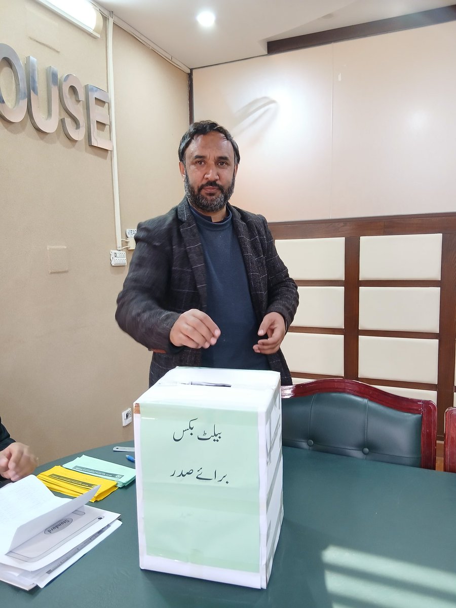 گلگت بلتستان جرنلسٹ فورم (راولپنڈی/اسلام آباد) کے سالانہ انتخابات کا کامیاب انعقاد! 🗳️
بطور چیف الیکشن کمشنر، فاضل ممبران اعجاز حسین اور شفقت علی کی معاونت سے جی بی ہاؤس اسلام آباد میں پولنگ کا عمل مکمل کرایا۔ نوکری میں مصروف ارکان کے لیے ای ووٹنگ کی سہولت فراہم کی گئی۔
جمہوریت