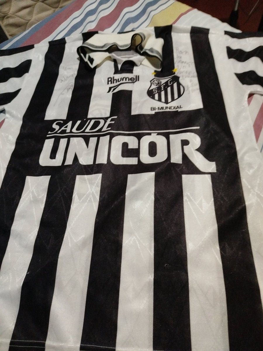 Quase fazendo 10 meses que meu avô se foi, dou uma passada na casa da minha avó e do nada ela me dá essa camisa q ele tinha

interessante nesses momentos tudo faz sentido. Dane-se o estresse que eu passo em cada jogo, o Santos ainda é muita coisa pra mim, e sempre vai ser