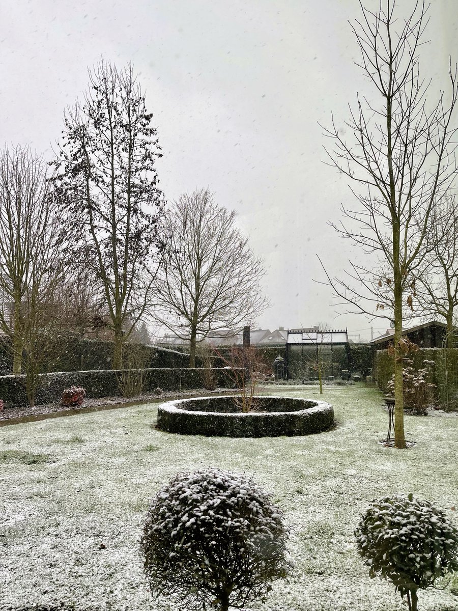 canondale01's tweet image. Cae la nieve el domingo por la tarde, el viento ya sopla con menos fuerza. Los copos de nieve le dan al carnaval un toque mágico, se mezclan con el confeti. Mi máscara y sus heridas, sus arrugas...
youtube.com/watch?v=LEremy…
Axelle Red - Parce que c'est Toi