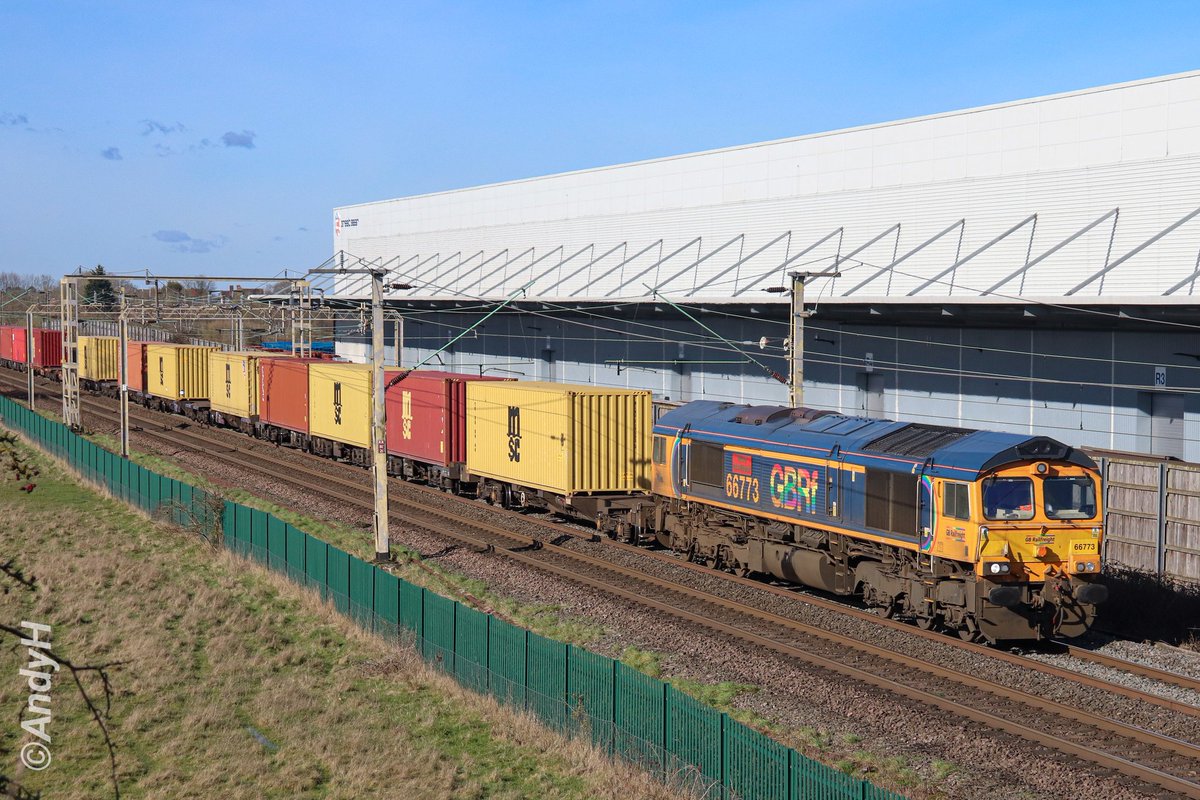 holtona72's tweet image. #ShedSunday @GBRailfreight 🌈 66773 'Pride of GB Railfreight' passes Nortoft Lane &amp;amp; the warehouses at #DIRFT yesterday while working 4L13 Hams Hall to Felixstowe North routed via the #WCML rather than Leicester/Peterborough. A sunny day, now back to rain. #GBRF #ShedWatch 14/2/26
