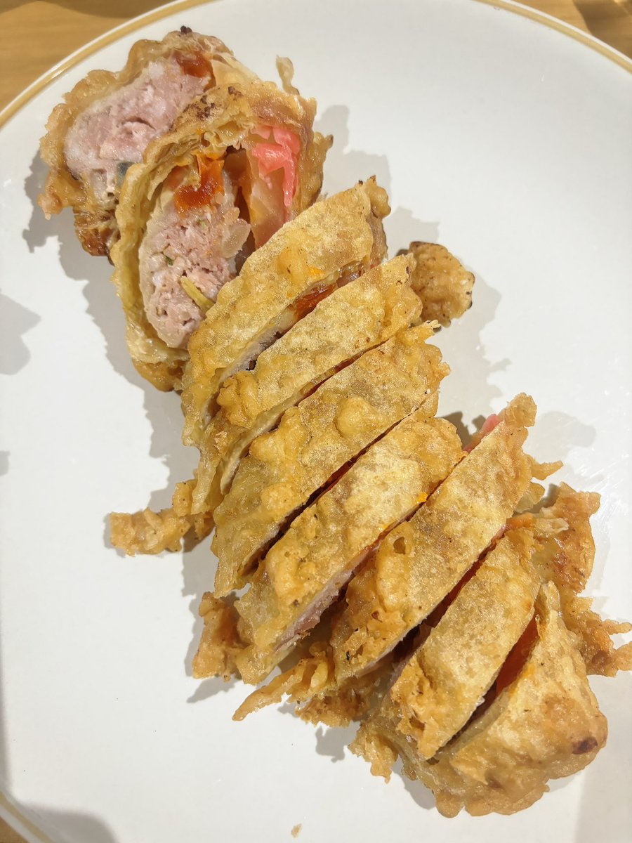 เรียกว่าไม่มีเลยดีกว่าค่ะ🤣🤣 ทางนี้ตรุษจีนงานใหญ่ ของล่วงหน้าเป็นวีคๆ จองนู่นจองนี่เตรียมนั่น

และนี่ขออวดเมนูประจำตระกูลค่ะ “ตามังกร” ฟองเต้าหู้ห่อไข่เยี่ยวม้า กุนเชียง แฮม หมูสับปรุงรส ขิงดอง ฟักเชื่อมแล้วเอาไปทอด ลองทอดเลยวันนี้ พรุ่งนี้เช้าอบลมร้อนอีกที พร้อมไหว้มาก😂