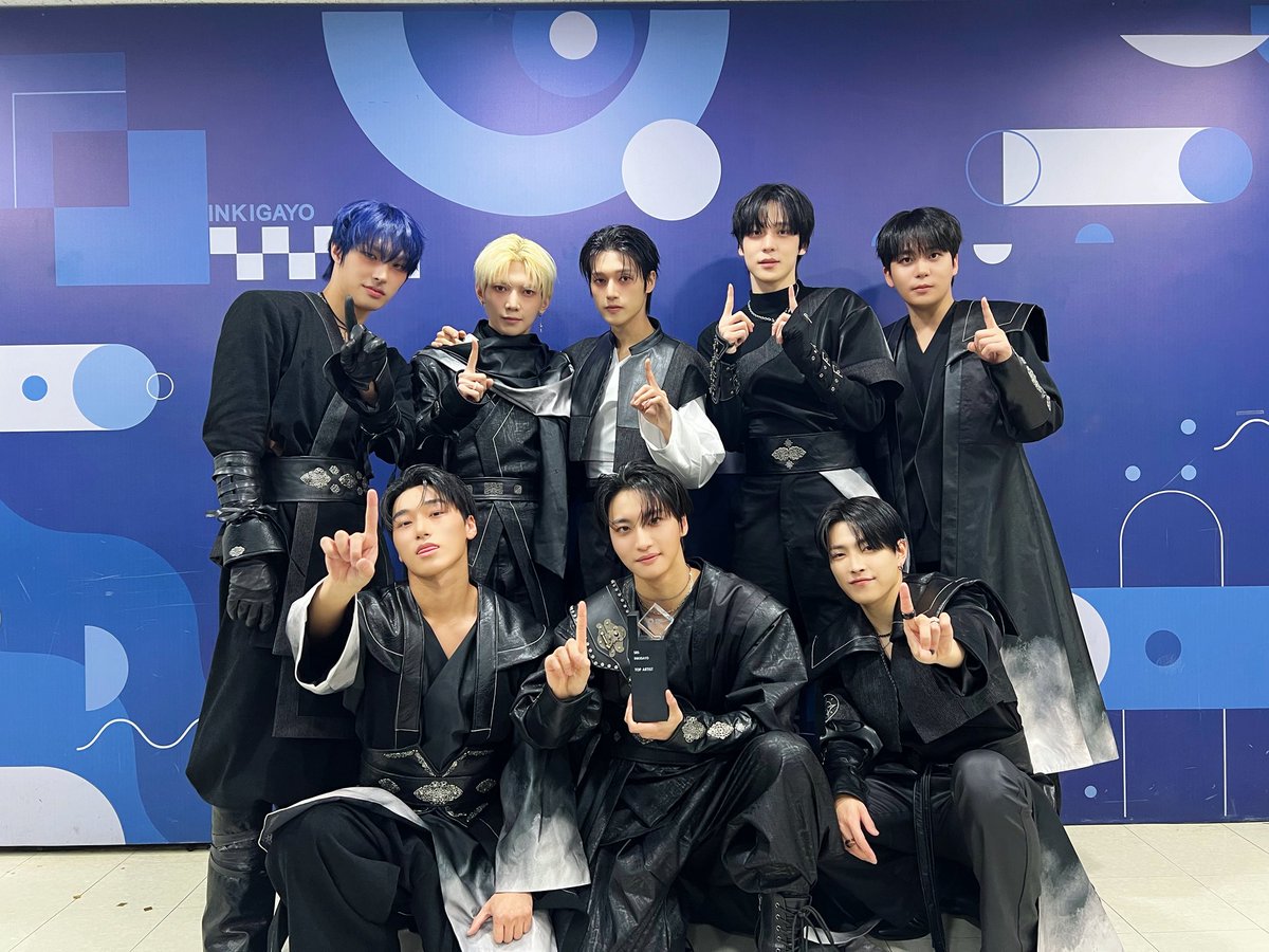 ATEEZofficial's tweet image. [📷] TODAY ATEEZ

🎉 인기가요 1위와 HMA 수상까지 🏆🏆🏆
에이티니 덕분에 정말 뜻깊은 하루를 맞이했습니다.
좋은 모습 많이 보여드릴 수 있어
더없이 감사한 하루였습니다.

모두 새해 복 많이 받으시고,
즐거운 명절 보내시길 바랍니다 💕

ATEEZ에게 최고의 #Adrenaline 은 바로 ATINY!…