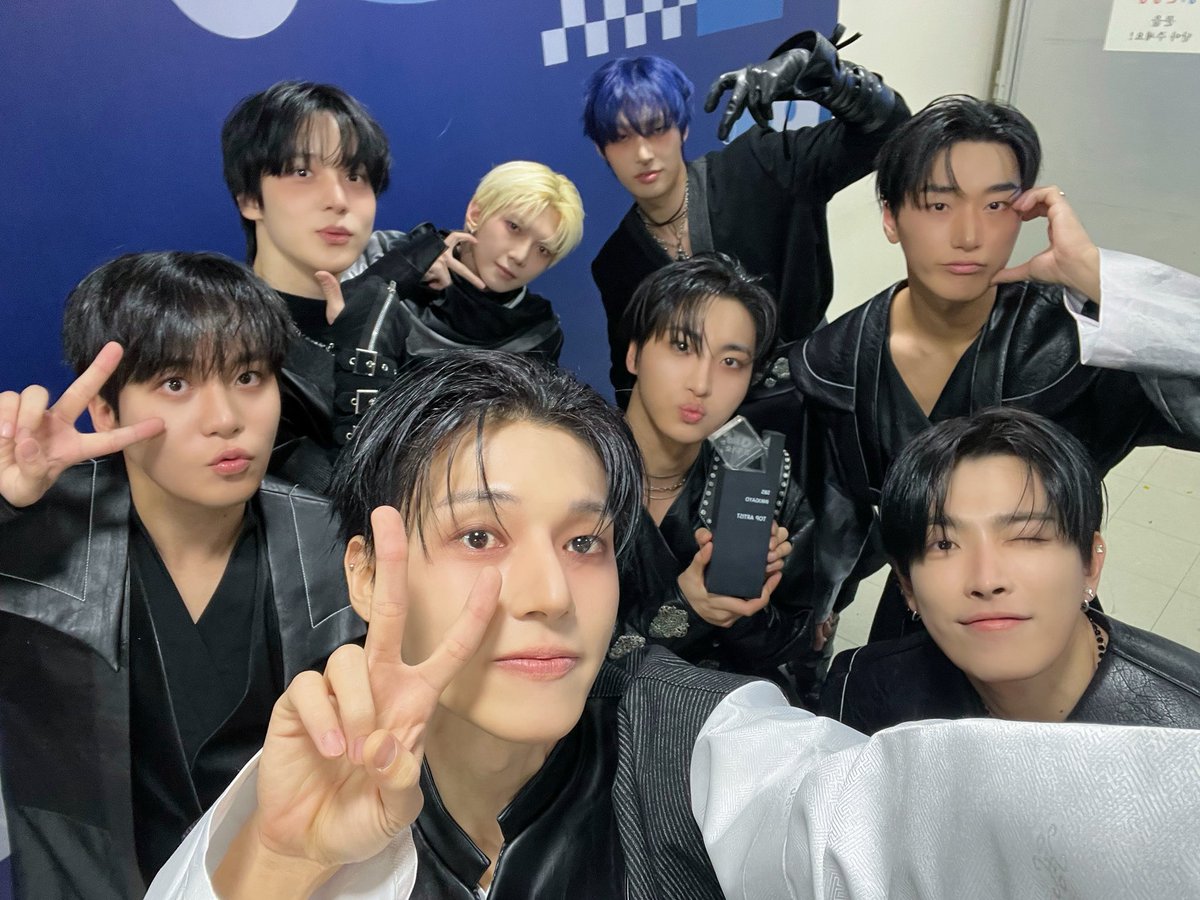 ATEEZofficial's tweet image. [📷] TODAY ATEEZ

🎉 인기가요 1위와 HMA 수상까지 🏆🏆🏆
에이티니 덕분에 정말 뜻깊은 하루를 맞이했습니다.
좋은 모습 많이 보여드릴 수 있어
더없이 감사한 하루였습니다.

모두 새해 복 많이 받으시고,
즐거운 명절 보내시길 바랍니다 💕

ATEEZ에게 최고의 #Adrenaline 은 바로 ATINY!…