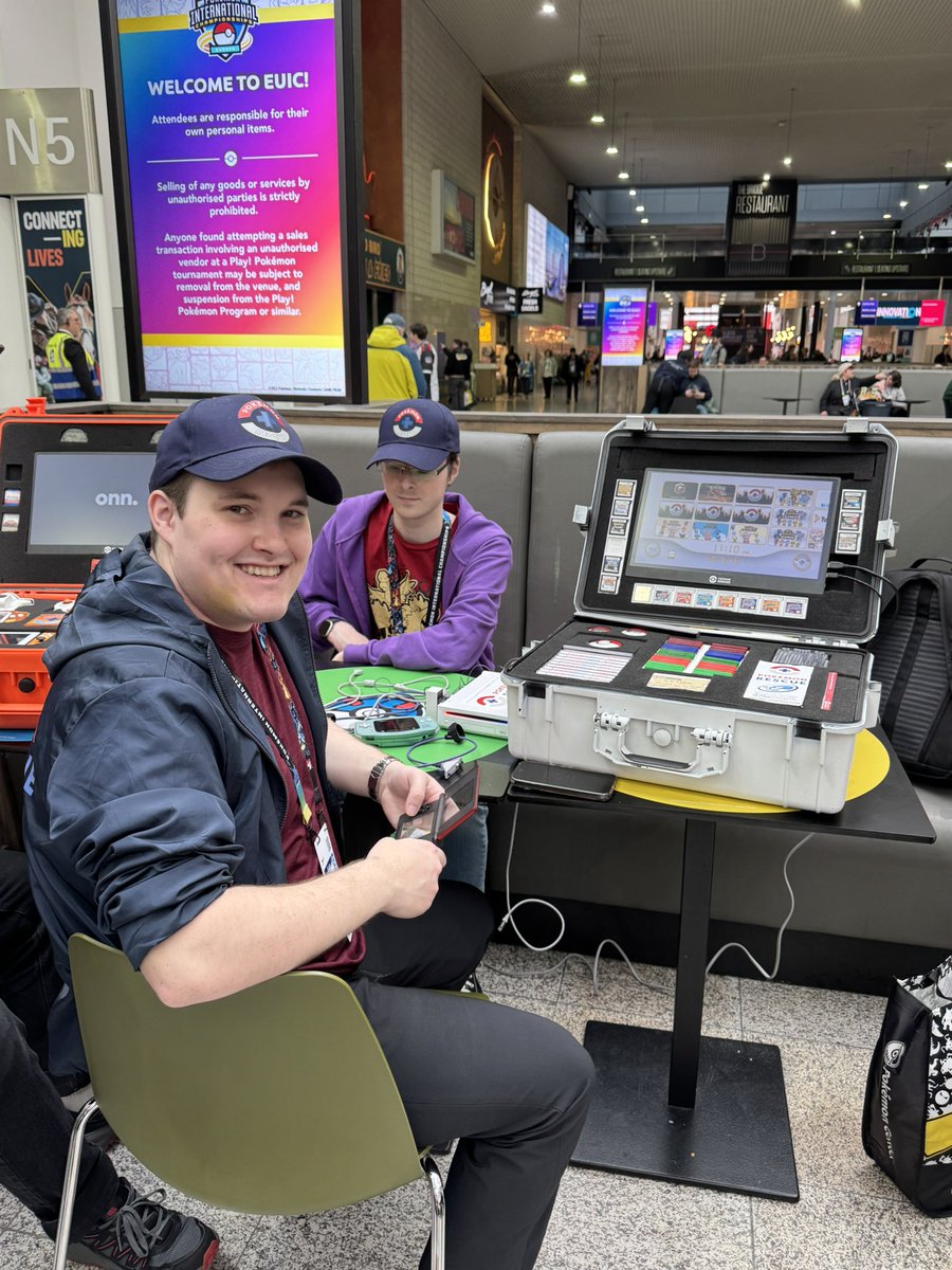 La Pokémon Rescue Team, une initiative de fans, est présente au championnat d’Europe Pokémon à Londres. Ils vous permettent notamment d’obtenir Jirachi sur Rubis et Saphir via disque bonus ou encore le Passe Éon sur Rubis, Saphir et Émeraude.