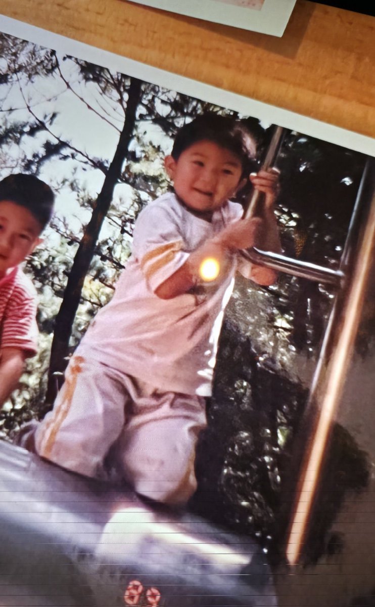 mashihoon___'s tweet photo. このタイミングで幼少期ウジさんの写真が増えるのやばいけど、今とおんなじ顔してて可愛すぎる https://t.co/kNm04DW5Kc