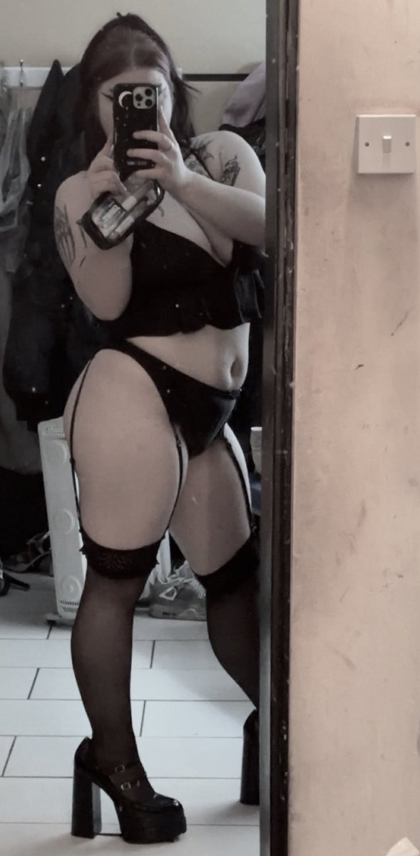 LIMITED PROMO ON FANSLY🔥 50% off for the next week to celebrate my return to fansly <3 
snatch it up quick, first 50 subscribers get a surprise in their inbox💋🖤