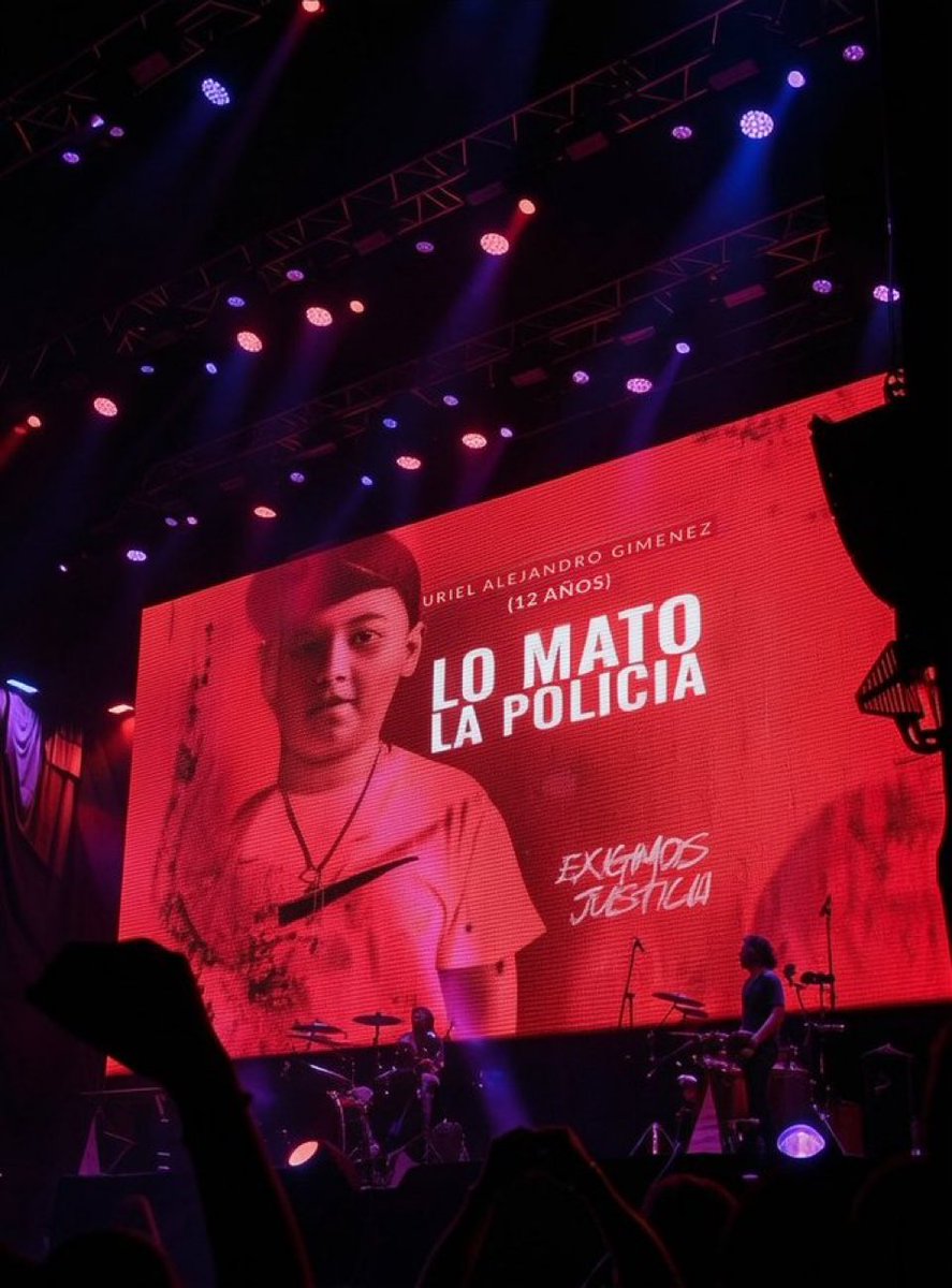 Imagínate ser familiar de una víctima de un chorro, laburar todo el año y comprar una entrada para el Cosquin y que unos kukas horrendos te pongan la foto de un pendejo chorro que se tiroteo con la policía, para tratarlo como a una víctima.
Qué sarna es el kirchnerismo.