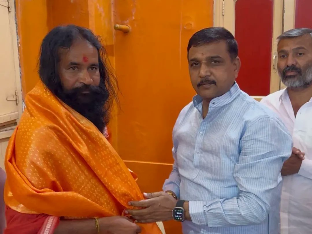 📍 चंद्रेश्वर मंदिर, ता. चांदवड 

 || श्री चंद्रेश्वर महादेवाय नमः ||

आज महाशिवरात्रीच्या पावन पर्वानिमित्त चांदवड येथील "श्री. चंद्रावर" मंदिरात जाऊन भगवान महादेवांचे दर्शन घेण्याचे भाग्य लाभले. 

हर हर महादेव! 
#महाशिवरात्री #हरहरमहादेव #चांदवड #श्रद्धा #भोलेनाथ