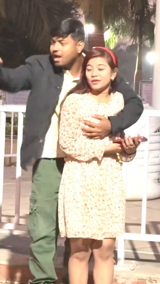 Princedev011's tweet image. इंस्ट्राग्राम पर ये वीडियो वायरल है अश्लीलता की भी एक सीमा होती है। यह सचमुच शर्मनाक है।

कुछ लाइक्स और व्यूज़ के लिए कोई कितना नीचे गिर सकता है? इस यह लड़का को देखो , कुछ व्यूज के लिए लड़कियों का इस्तेमाल हो रहा है 

उस लड़की लड़का का परिवार रिश्तेदार देखेगा तो क्या ओर आंख मिला